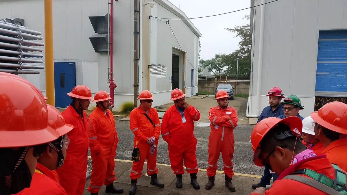 Equipo técnico de Orión Integradores listo para trabajo en altura