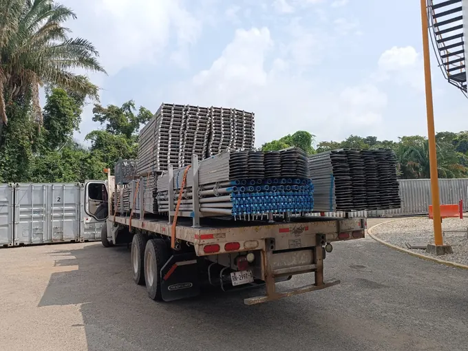 Entrega de material de andamiaje en sitio