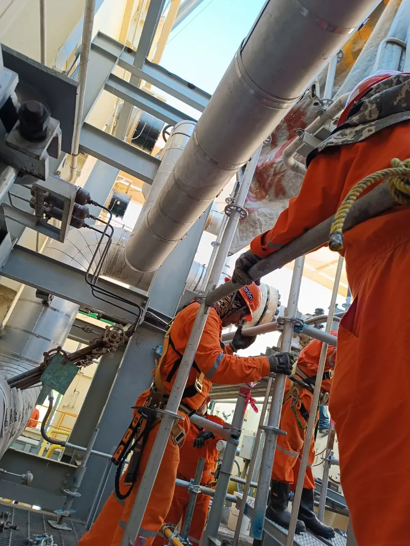 Técnico de Orión Integradores trabajando en andamio industrial