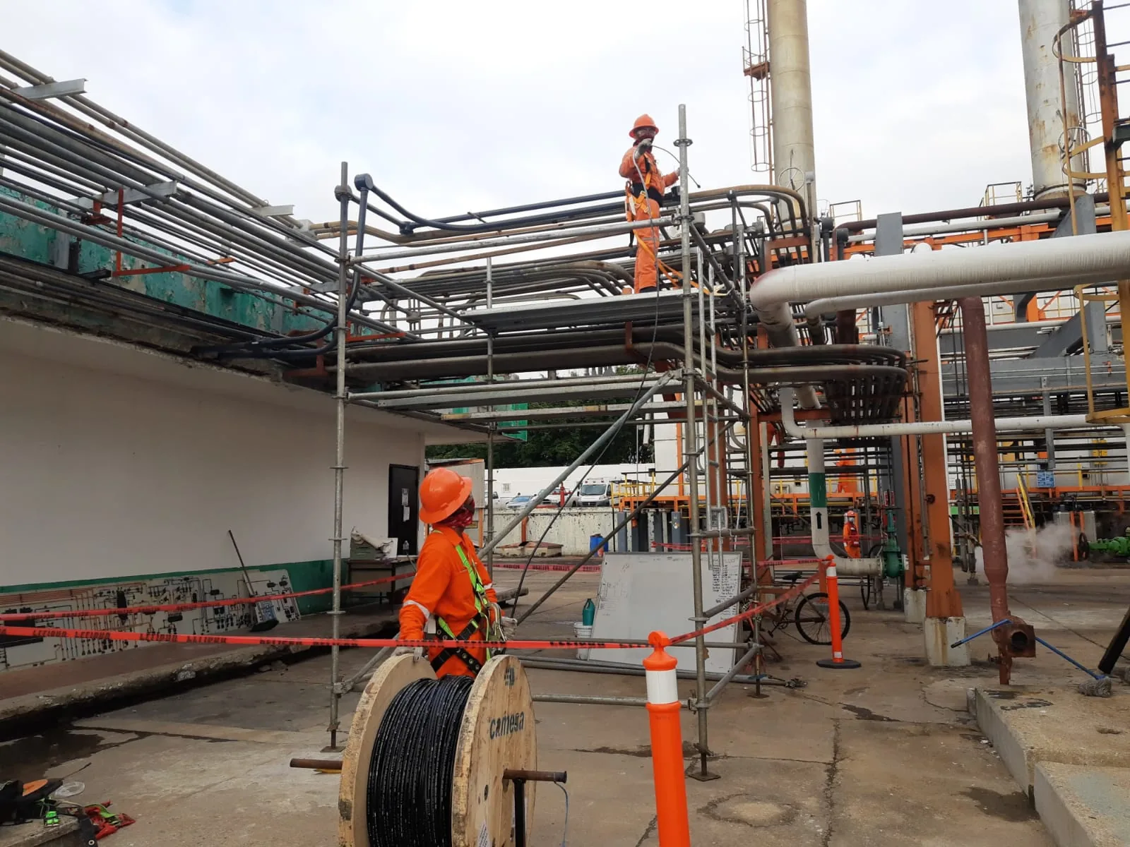 Instalación de fibra óptica en planta industrial