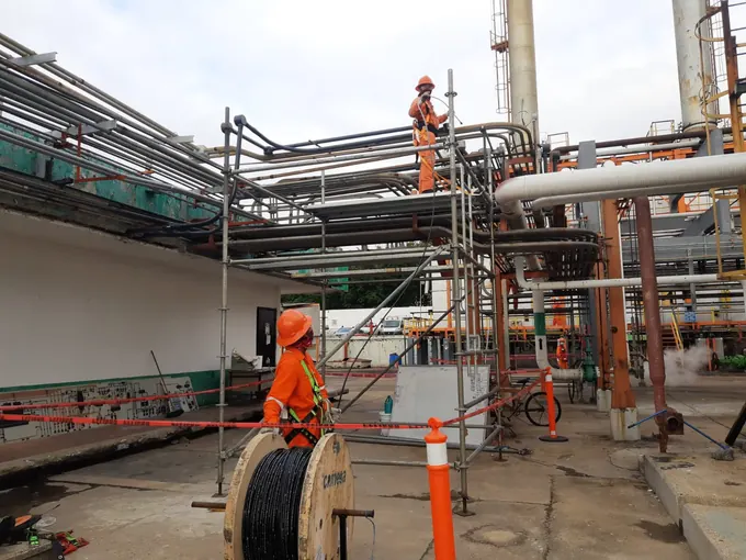 Instalación de fibra óptica en planta industrial