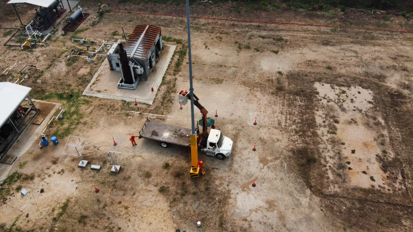 Vista aérea de instalación de pararrayos en planta